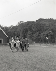 77164 Afbeelding van een aantal ruiters bij het Ponycentrum Amelisweerd (Koningsweg) te Utrecht.